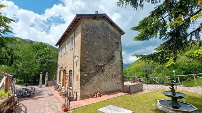 Casa con 6 locali in vendita in Via Roma, Molazzana