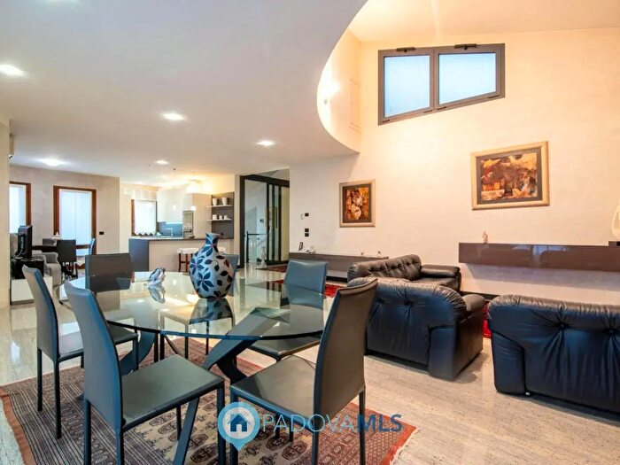 Casa con 9 locali in vendita in Via Gabriele d'Annunzio, Due Carrare