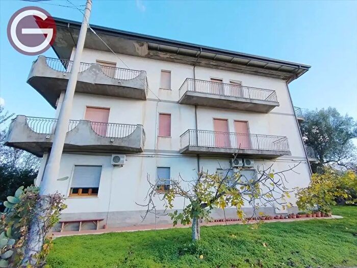 Appartamento con 10 locali in vendita in Cinquefrondi