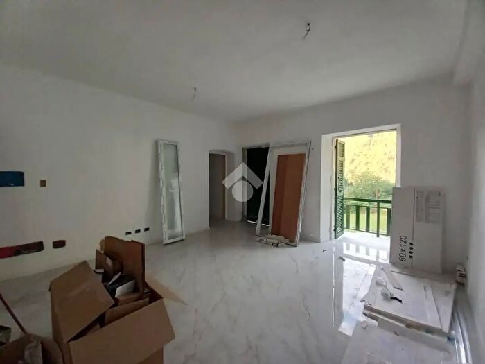 Appartamento con 5 locali in vendita in Via Ss, Mezzanego