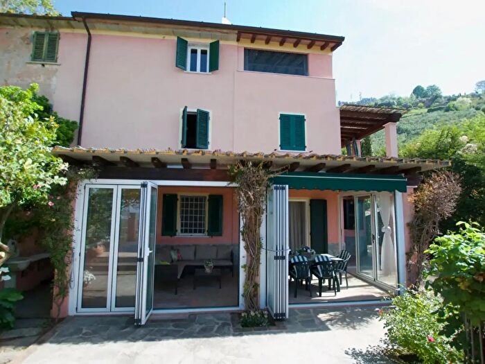 Casa con 10 locali in vendita in Pietrasanta