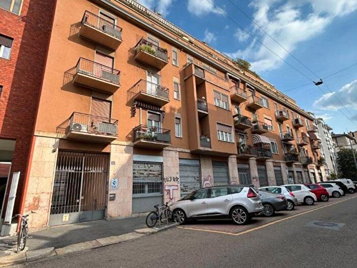 Appartamento trilocale in affitto in Via Francesco Brioschi, Corso San Gottardo, Milano