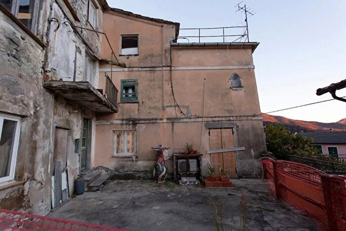 Casa con 8 locali in vendita in Via Cià Uscio, Uscio