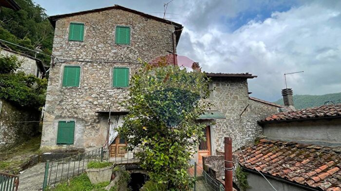 Casa con 8 locali in vendita in Bagni Di Lucca