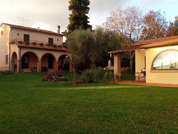 Casa con 10 locali in affitto in Scansano