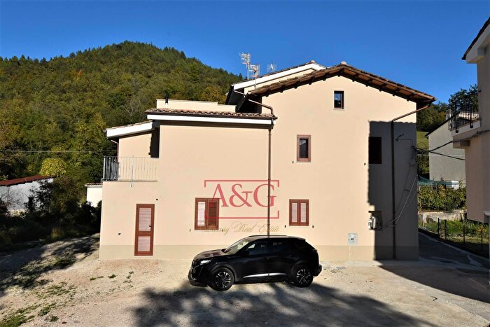 Casa con 8 locali in vendita in Villa Salvi, Amandola
