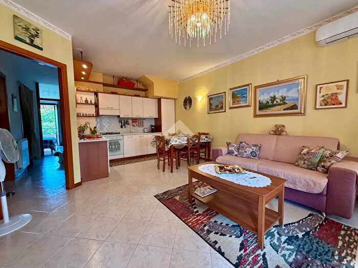 Appartamento quadrilocale in vendita in Via G Carducci, Massa