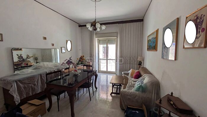 Casa con 6 locali in vendita in Via Ariosto, Floridia