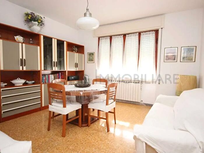 Appartamento trilocale in vendita in Via Cavallotti, Massa
