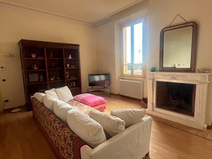 Appartamento con 5 locali in affitto in Pietrasanta