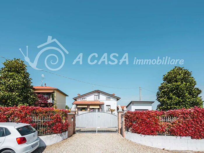 Casa con 8 locali in vendita in Via Torrione, Felino