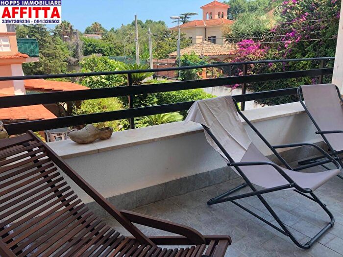 Appartamento bilocale in affitto in Via Flora, Mondello Valdesi, Palermo