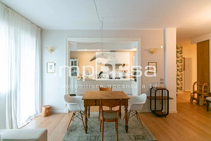 Appartamento con 6 locali in vendita in Viale Novembre, Treviso