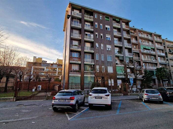 Appartamento trilocale in affitto in Via Luigi Manzotti, Dergano, Milano