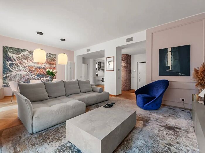 Appartamento con 7 locali in vendita in Corso di Porta Romana, Milano