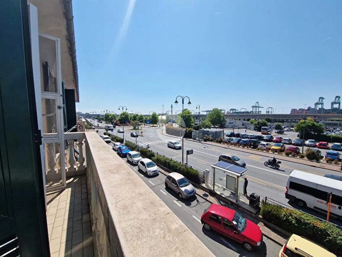 Appartamento quadrilocale in vendita in Via Prà, Genova