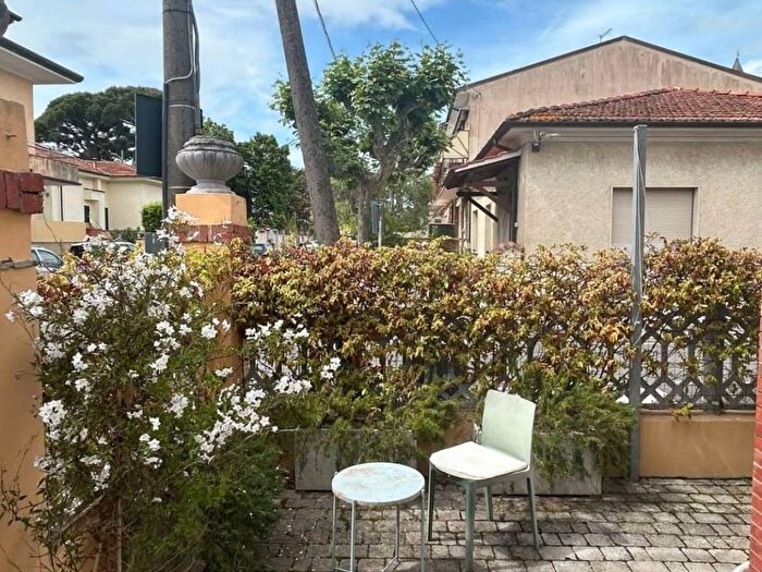 Casa quadrilocale in affitto in Pietrasanta