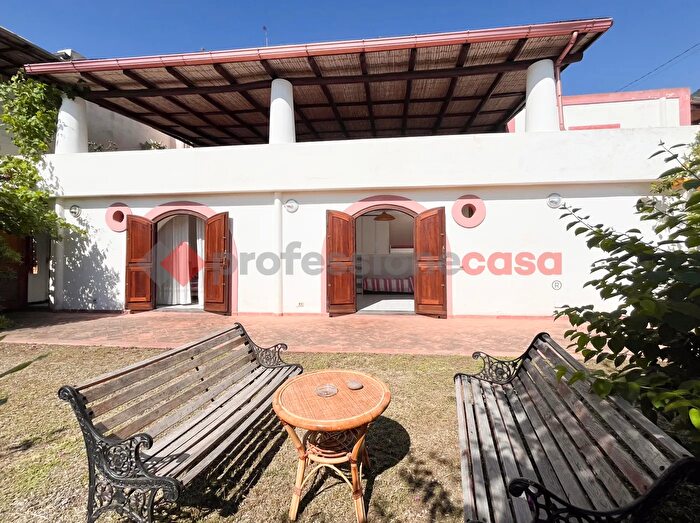 Casa quadrilocale in vendita in Via Vittorio Alfieri, Santa Marina Salina