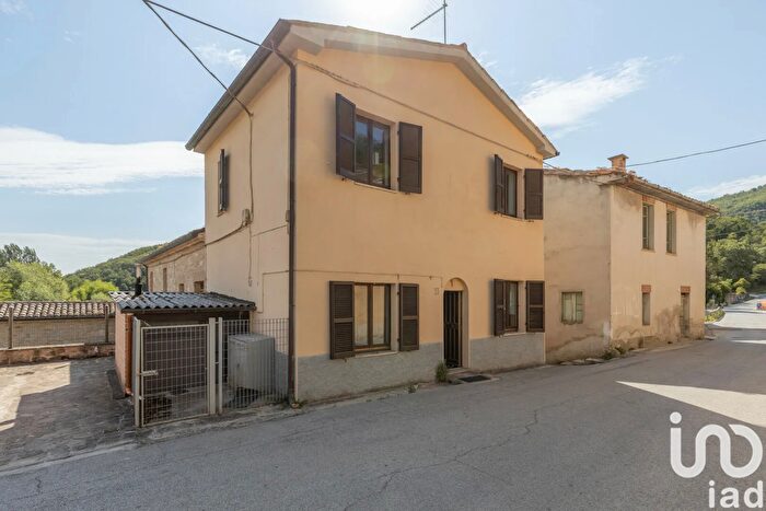 Casa con 6 locali in vendita in Frazione Localitãnbsp Capo di Rio, Cingoli