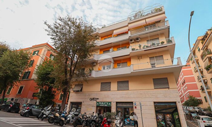 Appartamento trilocale in vendita in Via Federico Ozanam, Roma