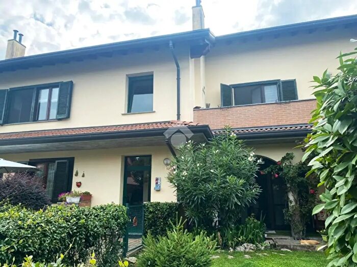 Appartamento quadrilocale in vendita in Via G Papini, Casorezzo
