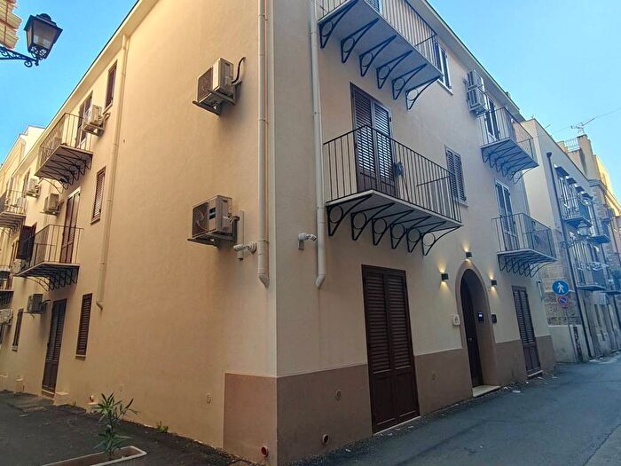 Appartamento trilocale in affitto in Via Filippone, Tribunale, Palermo