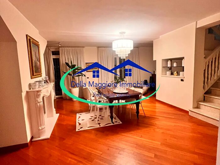 Casa con 11 locali in vendita in Livorno