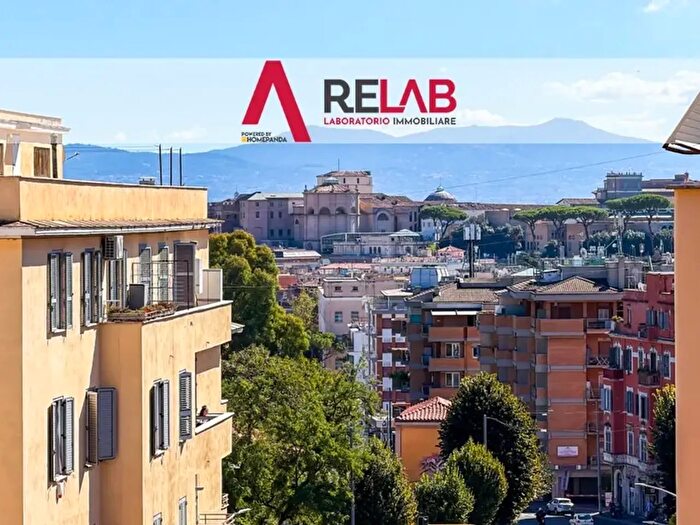 Appartamento con 7 locali in vendita in Via Marziale, Roma