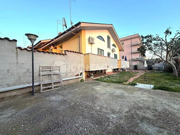Casa quadrilocale in vendita in Via Busso, Roma