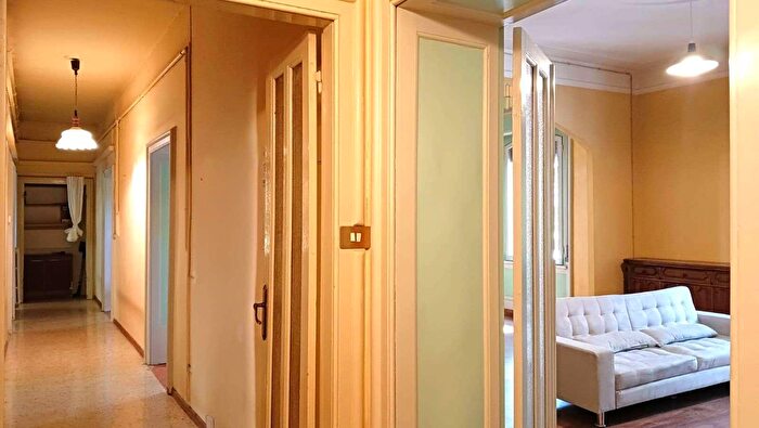 Appartamento con 7 locali in vendita in Viale Francesco Crispi, Modena