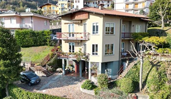 Casa con 5 locali in vendita in Via San Carlo Borromeo, Valmadrera