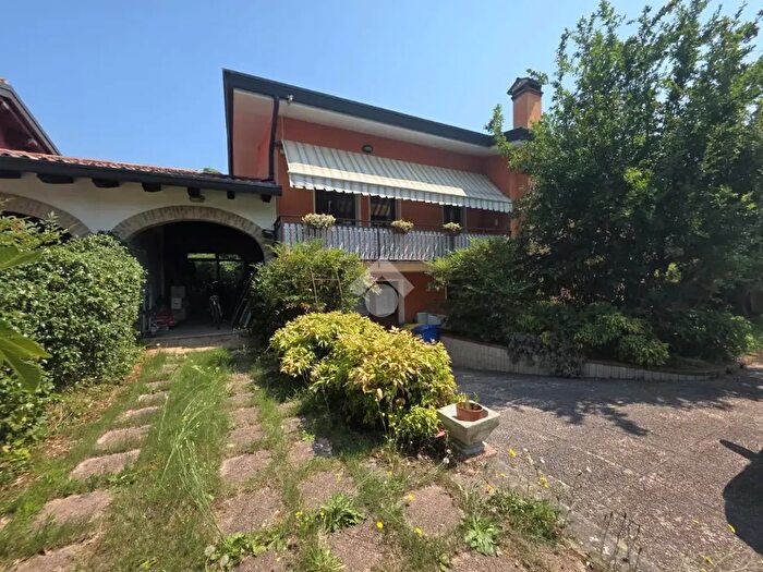 Casa con 5 locali in vendita in Via Monte Adamello, Paese