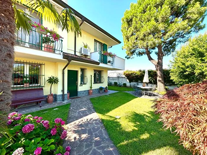 Casa quadrilocale in vendita in Via Tiziano, Sedriano