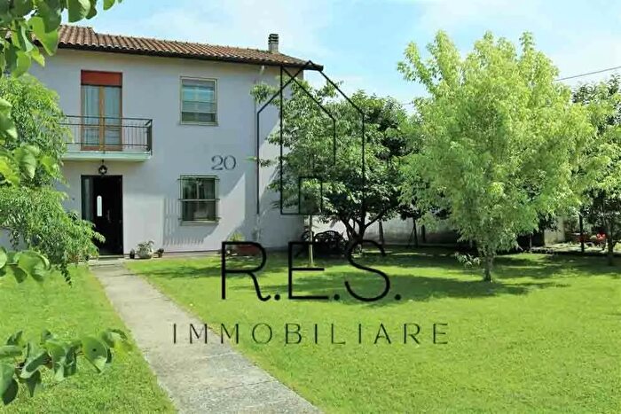 Casa con 8 locali in vendita in Conselice