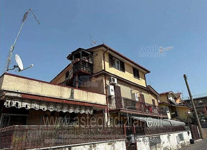 Appartamento trilocale in vendita in Via Grammichele, Roma