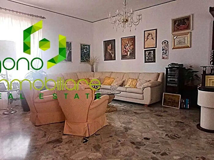 Appartamento con 9 locali in vendita in Siracusa