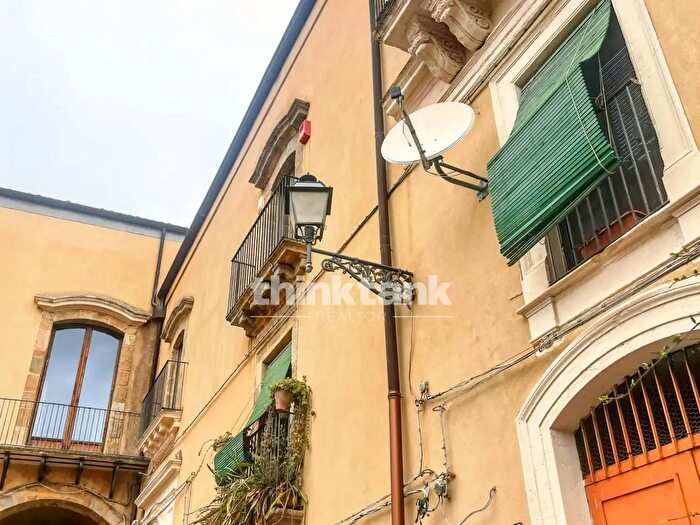 Appartamento con 9 locali in vendita in Piazza Umberto I Snc, Caltagirone