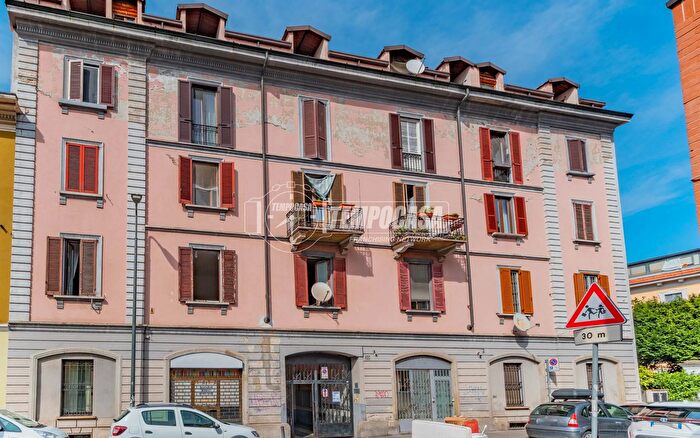 Appartamento trilocale in vendita in Via Brusuglio, Milano