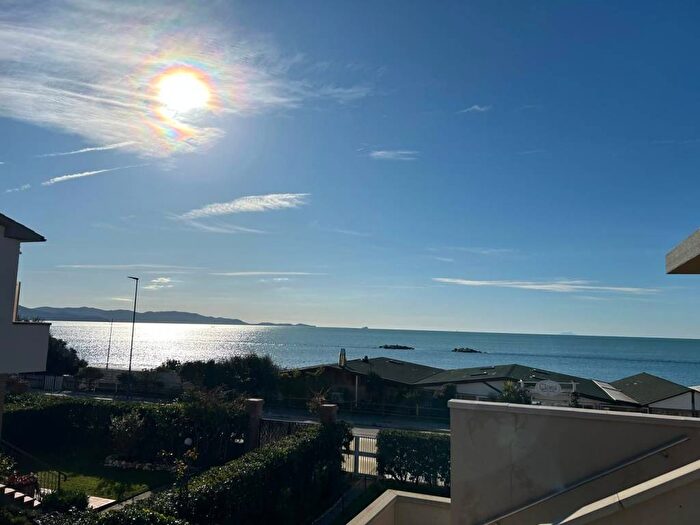 Appartamento trilocale in affitto in Viale Italia, Zona Nuova Pratoranieri, Follonica