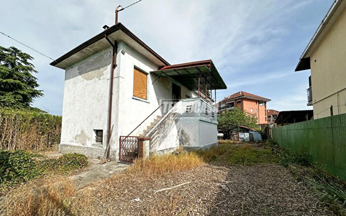 Casa trilocale in vendita in Via Dante Alighieri, La Loggia