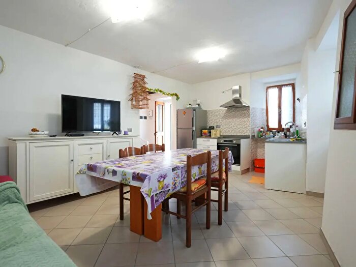 Casa con 7 locali in vendita in Via Carbonizzo, Canossa