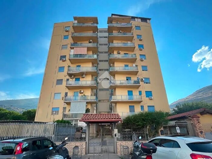 Appartamento trilocale in vendita in Via Piazza Armerina, Palermo