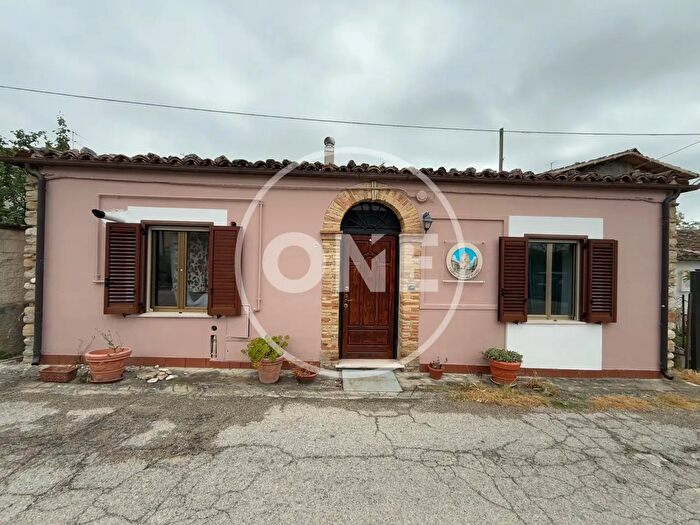Casa trilocale in vendita in Via San Irene, Catignano