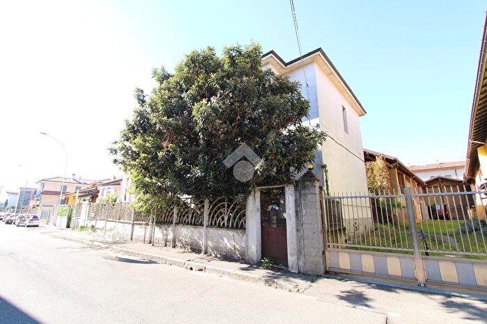 Appartamento trilocale in vendita in Via Concordia, Bareggio