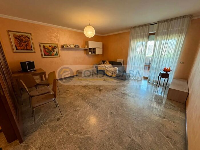 Appartamento quadrilocale in vendita in Via Elio Adriano, Milano