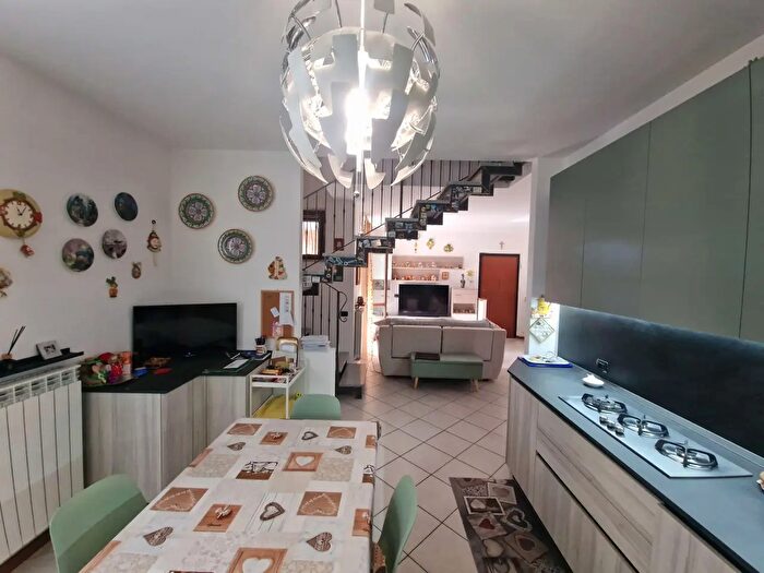 Appartamento trilocale in vendita in Via San Martino, Castelnuovo Bozzente