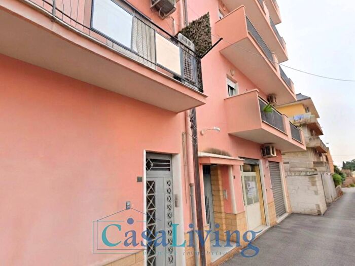 Appartamento trilocale in affitto in Via Siccheria Quattro Camere, Zisa, Palermo