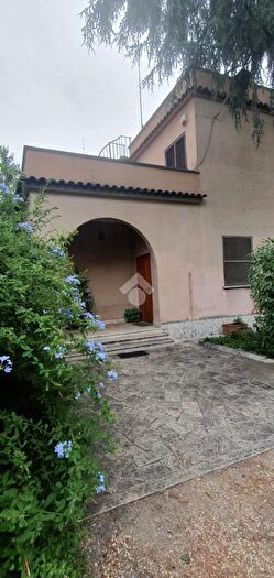 Casa con 10 locali in vendita in Via della Rustica, Roma