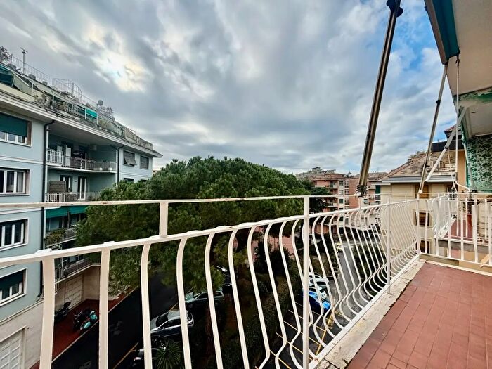 Appartamento con 5 locali in affitto in Via Riese, Genova