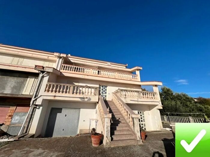 Casa con 12 locali in vendita in Montebello Jonico